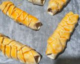 Foto langkah ke 2 dari resep Cheesy sausage roll.