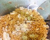 Foto langkah ke 5 dari resep Mie goreng sederhana.