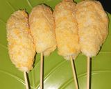 Foto langkah ke 4 dari resep Corn Dog Sosis Rumahan, Renyah di Luar Lembut di Dalam.