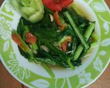 Foto langkah ke 6 dari resep Sawi tumis tomat.