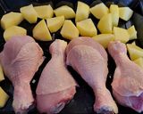 Foto del paso 1 de la receta: Muslitos de pollo con patatas y salsa de almendras