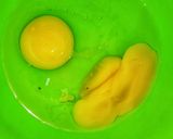 Foto langkah ke 4 dari resep Chicken-Sausage Egg Drop Soup.
