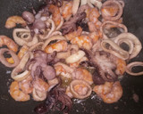 Foto del paso 3 de la receta: Espaguetis marisco bacon con mojo verde