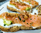 Foto del paso 4 de la receta: Tostada de salmón ahumado con aguacate y queso batido con toque gorgonzola