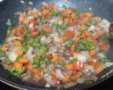 Foto del paso 4 de la receta: Salchichas y butifarras con tomate y verduras