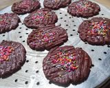 Foto langkah ke 5 dari resep Chocolate cookies teflon.