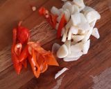 Foto langkah ke 4 dari resep Ayam goreng saos telur asin.