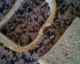Foto del paso 2 de la receta Tortilla de huevo con marco de pan