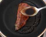 Foto langkah ke 4 dari resep Steak Salmon Saus Teriyaki Simple.