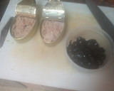 Foto del paso 1 de la receta: Coca de verduras, atún, aceitunas negras y huevo duro