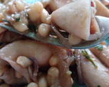 Foto del paso 8 de la receta: Calamarcitos en cebolla caramelizada y judías de Santa Pau
