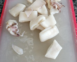 Foto del paso 2 de la receta: Calamares guisados con gambas y guisantes
