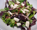 Foto del paso 2 de la receta: Ensalada de brotes, granada, gorgonzola y semillas