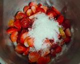 Foto langkah ke 3 dari resep Es Krim Strawberry Homemade.