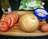 Foto del paso 3 de la receta: Bollo con crema de queso azul, pesto y huevo