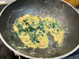 Revuelto de ajetes, espinacas y gambas