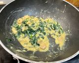 Foto del paso 3 de la receta: Revuelto de ajetes, espinacas y gambas