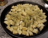 Foto del paso 3 de la receta: Patas de pollo con papas al horno