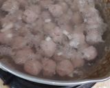 Foto langkah ke 2 dari resep Semur Bola Bola Daging Cincang.
