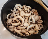 Foto del paso 2 de la receta: Fideuá de chipirones, champiñones y gambas