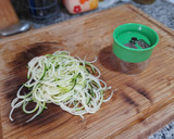 Foto del paso 8 de la receta: Pollo a la parmesana con espaguetis de calabacín