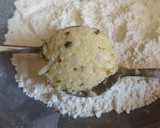 Foto del paso 3 de la receta: Tortitas de coliflor con cebollino, lima y queso Pecorino
