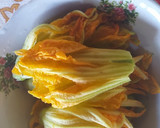 Foto del paso 17 de la receta: Empanadas de cerdo con flor de calabaza