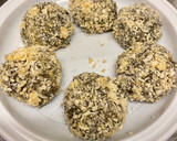 Foto del paso 10 de la receta: Masa para croquetas de tinta, sepia y gambas (truco para una bechamel perfecta)