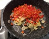 Foto del passaggio 3 della ricetta Spaghettoni con Triglia, Crema di Peperoni Piccante e Datterini Confit