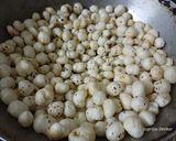 A picture of step 1 of Sattu Makhana laddu.