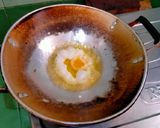 Foto langkah ke 1 dari resep Telur Ceplok Kuah Kecap.