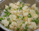 Foto del paso 4 de la receta: Merluza en salsa con coliflor y guisantes