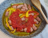 Foto del paso 3 de la receta: Salteado de salchichas con pimientos tricolor
