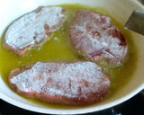 Foto del paso 1 de la receta: Escalopines de ternera en salsa de almendras y aceitunas