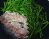 รูปขั้นตอนการทำที่ 1 ของ หน่อไม้ฝรั่งผัดอกไก่