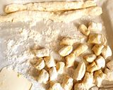 Φωτογραφία βήματος 2 της συνταγής Gnocchi με φασκόμηλο και βούτυρο στο τηγάνι