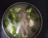 Foto langkah ke 2 dari resep MPASI tim ceker brokoli bayi 8 bulan.