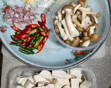 Foto langkah ke 1 dari resep Oseng Tahu Jamur Pedas.
