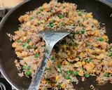 Une image de l'étape 4 de Riz frit façon riz cantonais.