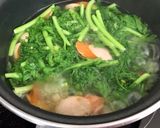 Hình bước làm 2 của món Canh Rau Tần Ô & Xúc Xích Pháp Xông Khói