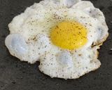 A picture of step 4 of Sunny side up egg with toasted bread.
