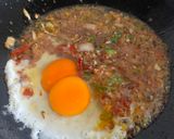 Gambar langkah 2 resipi Bendi Tumis Telur.