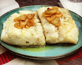 Foto del paso 2 de la receta: Bacalao a la plancha, ajo confitado y toque de humo