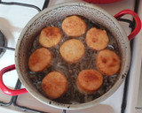 Olajban sült krumplis pogácsa krumplipüréből recept fázis 4 fotója