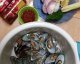Foto langkah ke 1 dari resep Kerang hijau saus Padang.