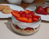 Foto del passaggio 2 della ricetta Dolce al cucchiaio veloce con biscotti ai cereali, ricotta e fragole