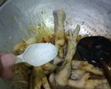 Foto langkah ke 4 dari resep Ceker Tumis Minyak Wijen.