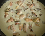 Foto del paso 3 de la receta: Arroz salteado con tomates rosas y mejillones en salsa