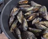 Foto del paso 2 de la receta: Cholgas para agregar a una cazuela, acompañar con arroz blanco o cocinarlas tipo escabeche, o con