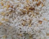 A picture of step 4 of Garlic sev mamra.